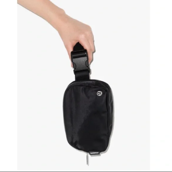 Lululemon athletica everywhere belt bag black NWT - Picture 4 of 6